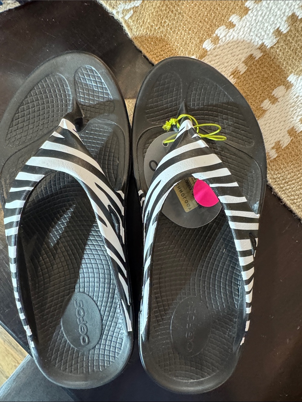 OOFOS Women's Black & White Zebra Stripe Flip Flop Sandals W8